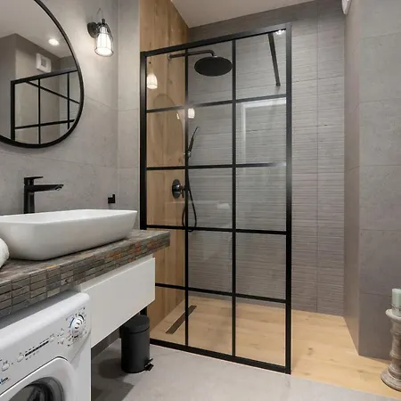 Exclusive Mostowa By Renters Prestige